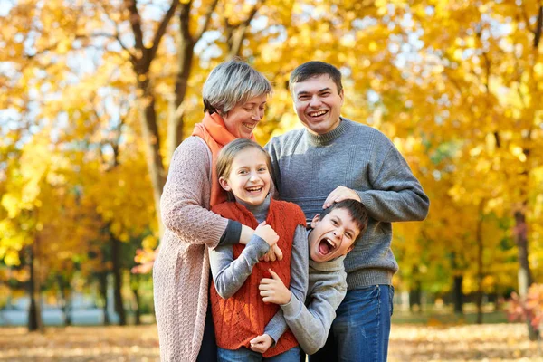 Buone Passeggiate Famiglia Nel Parco Cittadino Autunnale Bambini Genitori Posa — Foto Stock