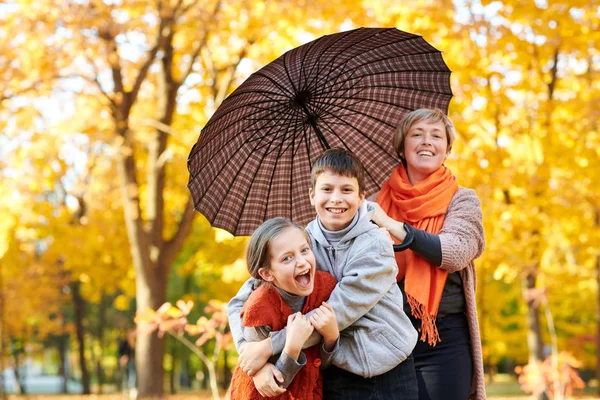 Familia Feliz Está Parque Otoño Los Pueblos Posan Bajo Paraguas —  Fotos de Stock