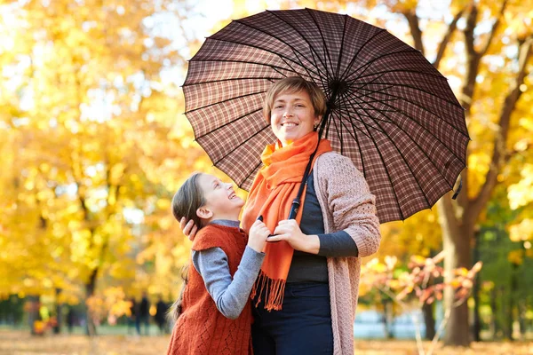 母女俩在秋城公园 人们在伞下摆姿势 孩子们和家长们面带微笑 玩得很开心 明亮的黄色树 — 图库照片