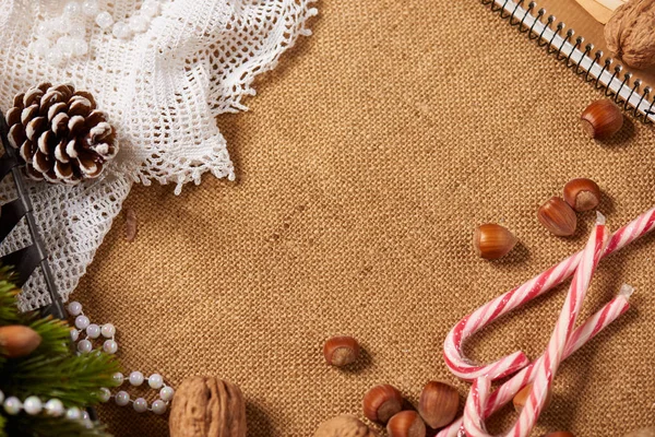 Décoration Noël Fond Sapin Textile Perles Cadeaux Vieux Papier Noix — Photo