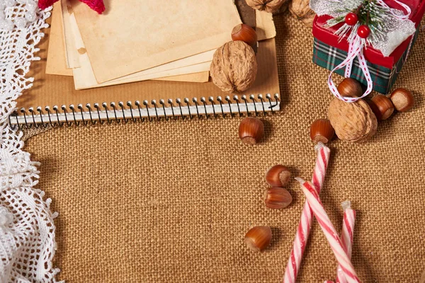 Kerstmis Decoratie Achtergrond Fir Tree Textiel Kralen Geschenken Oud Papier — Stockfoto