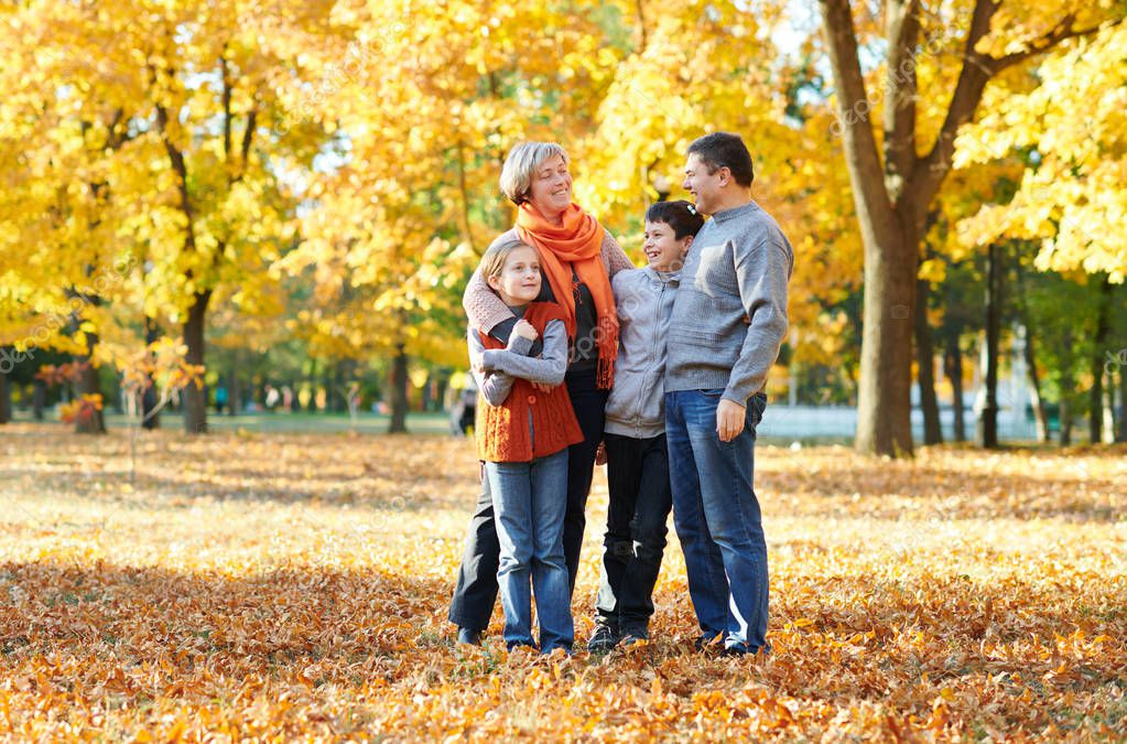 Felices caminatas familiares en el parque de otoño. Niños y padres