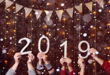 ahşap arka plan - yeni yıl tatil kavramı 2019 numaraları gösterilen elleriyle