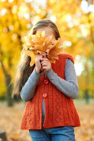 Dziecko Dziewczynka Żółtymi Liśćmi Jest Jesienny Park Miejski Jasne Żółte — Zdjęcie stockowe