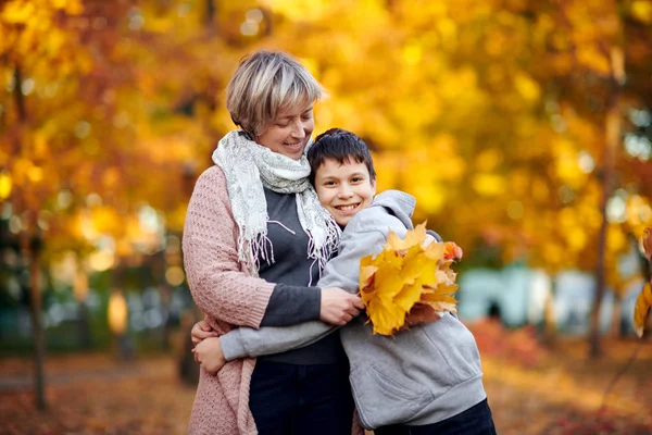 Anne Oğlu Sonbahar Şehir Parkında Bulunmaktadır Onlar Poz Gülümseyen Oyun — Stok fotoğraf