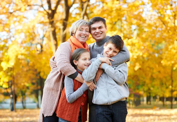 Feliz Família Caminha Outono Parque Cidade Crianças Pais Posando Sorrindo — Fotografia de Stock