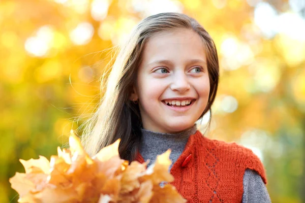 Mädchen Kind Mit Gelben Blättern Ist Herbst Stadtpark Leuchtend Gelbe — Stockfoto