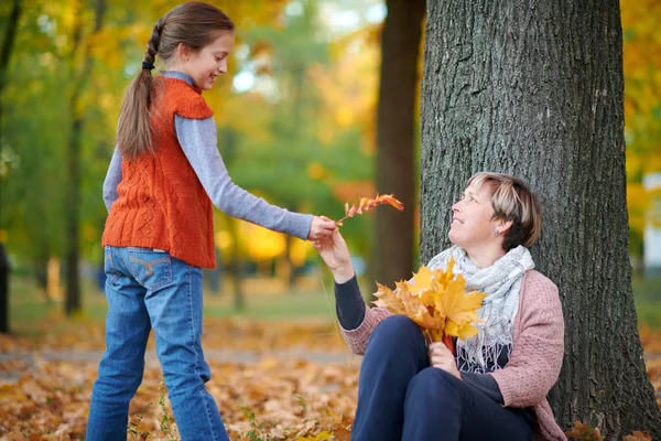 Мать Ребенок Осеннем Городском Парке Позируют Улыбаются Играют Веселятся Яркие — стоковое фото