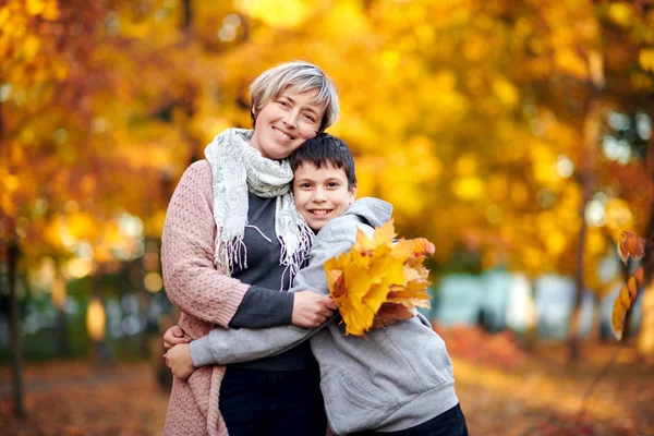 Madre Figlio Sono Nel Parco Cittadino Autunnale Sono Genitori Che — Foto Stock