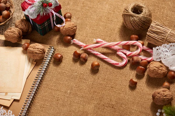 Vánoční Dekorace Pozadí Jedle Textil Korálky Dárky Starý Papír Ořechy — Stock fotografie