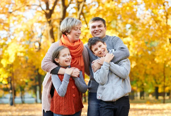 幸福的家庭在秋城公园散步 孩子们和家长摆姿势 玩耍和娱乐 明亮的黄色树 — 图库照片