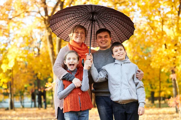 Lycklig Familj Ligger Höst Stadspark Folk Poserar Paraply Barn Och — Stockfoto