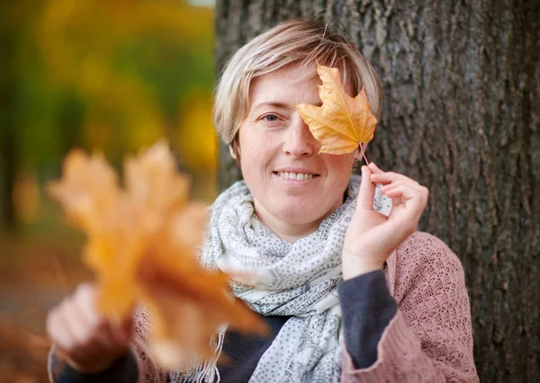 Frau Mit Gelben Blättern Steht Herbstlichen Stadtpark Leuchtend Gelbe Bäume — Stockfoto