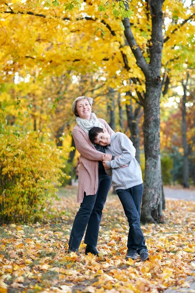 Mor Och Son Höst Stadspark Föräldrar Poserar Leende Spela Och — Stockfoto