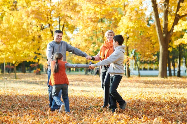 Felices Caminatas Familiares Parque Otoño Niños Padres Posando Sonriendo Jugando — Foto de Stock