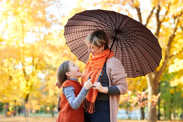 Mutter Und Tochter Sind Herbst Stadtpark Völker Posieren Unter Regenschirmen — Stockfoto