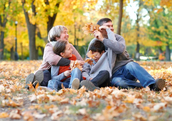 Glückliche Familie Sitzt Herbstlichen Stadtpark Auf Abgefallenen Blättern Kinder Und — Stockfoto