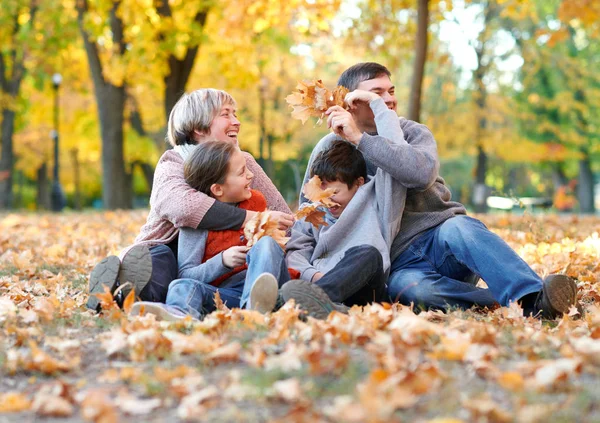 Famiglia Felice Siede Parco Città Autunno Foglie Cadute Bambini Genitori — Foto Stock