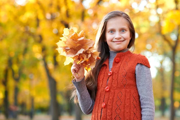 Mädchen Kind Mit Gelben Blättern Ist Herbst Stadtpark Leuchtend Gelbe — Stockfoto