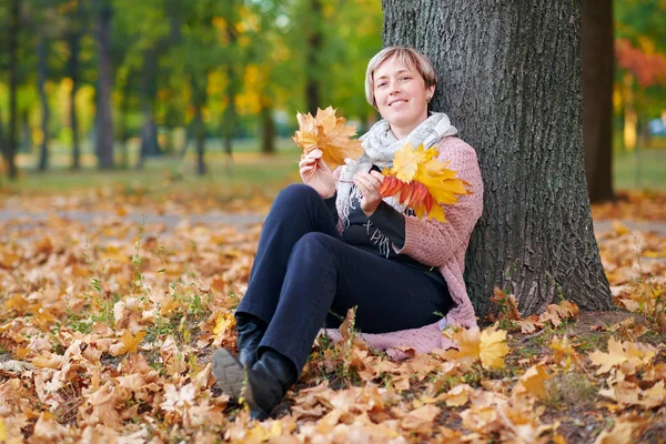 Woman Yellow Leaves Autumn City Park Bright Yellow Trees — Stock Photo, Image