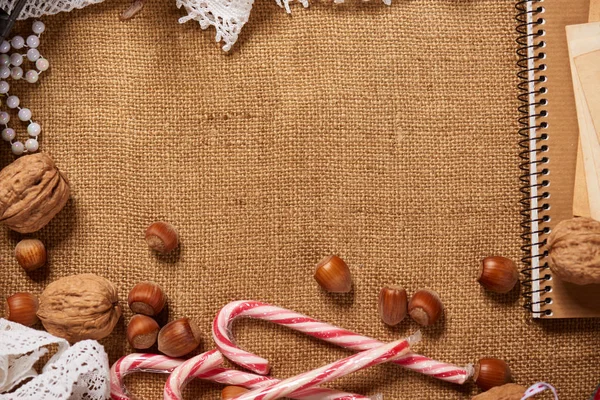 クリスマス装飾背景 モミの木 ビーズ ギフト 古い紙 ナッツ 荒布を着た他のもの テキストは 新しい年のテーマ空の空間 — ストック写真