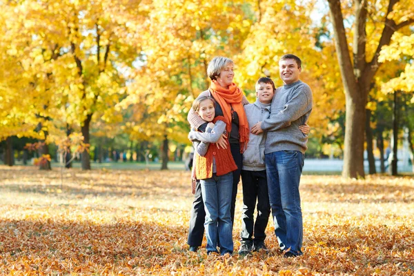 Lycklig Familj Promenader Höst Stadsparken Barn Och Föräldrar Poserar Leende — Stockfoto