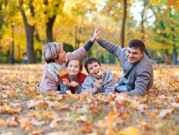 Šťastná Rodina Spočívá Podzimní Městského Parku Spadané Listí Děti Rodiče — Stock fotografie