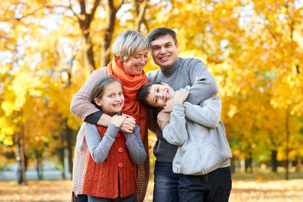 Feliz Família Caminha Outono Parque Cidade Crianças Pais Posando Sorrindo — Fotografia de Stock