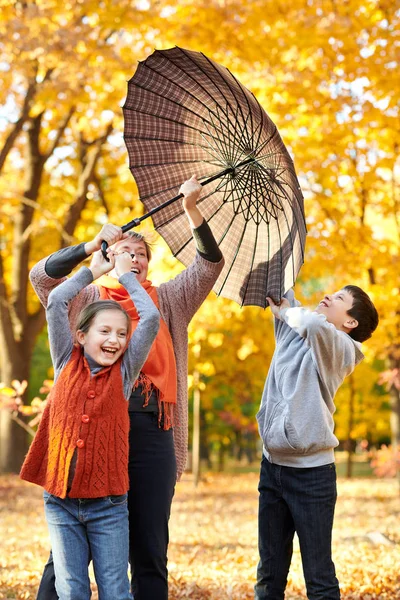 Familia Feliz Está Parque Otoño Los Pueblos Posan Bajo Paraguas — Foto de Stock