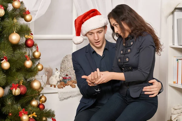 Coppia Romantica Che Diverte Ragazza Seduta Babbo Natale Vuole Molti — Foto Stock