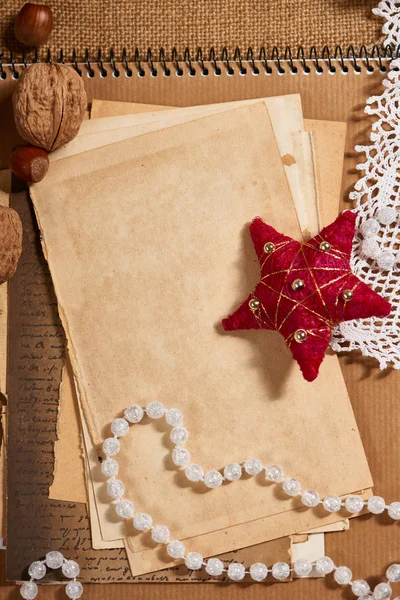 Stary Ozdoba Papier Boże Narodzenie Jako Tło Koraliki Prezenty Orzechy — Zdjęcie stockowe