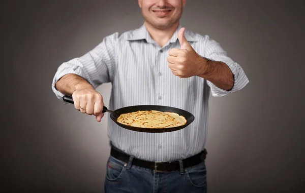 Man Poseren Met Een Pannenkoek Een Pan Wit Overhemd Broek — Stockfoto