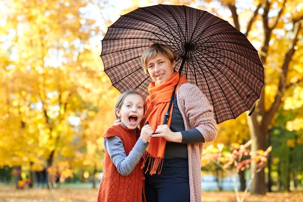 母女俩在秋城公园 人们在伞下摆姿势 孩子们和家长们面带微笑 玩得很开心 明亮的黄色树 — 图库照片