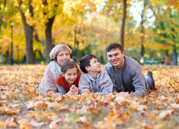 Gelukkige Familie Ligt Herfst Stadspark Gevallen Bladeren Kinderen Ouders Die — Stockfoto