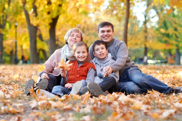 Glückliche Familie Liegt Herbstlichen Stadtpark Auf Abgefallenem Laub Kinder Und — Stockfoto