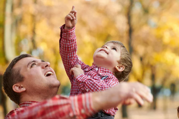 Vader Zoon Spelen Plezier Herfst Stadspark Zij Poseren Glimlachen Spelen — Stockfoto