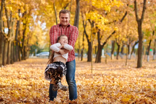 Padre Hija Están Jugando Divirtiéndose Parque Otoño Ciudad Posan Sonríen — Foto de Stock