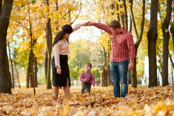 Rodiče Dítě Jdou Podzimní Městského Parku Zářivě Žluté Stromy — Stock fotografie