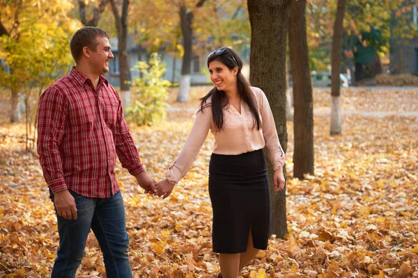 Счастливая Пара Гуляет Осеннем Городском Парке Яркие Жёлтые Деревья — стоковое фото
