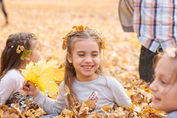 Les Enfants Sont Couchés Jouent Sur Les Feuilles Tombées Dans — Photo