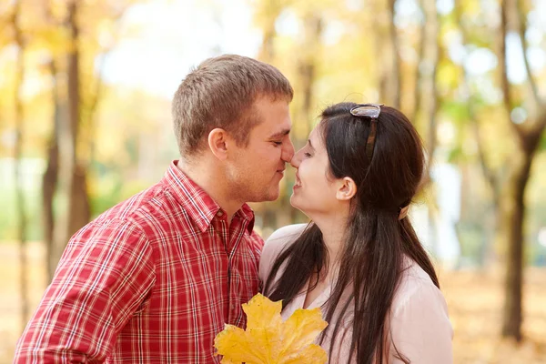 Pareja Está Parque Otoño Ciudad Árboles Amarillos Brillantes — Foto de Stock