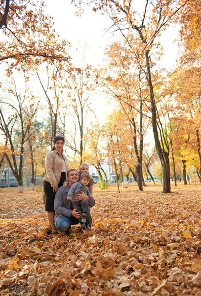 Rodzice Dzieci Pozowanie Jesienny Park Miejski Jasne Żółte Drzewa — Zdjęcie stockowe