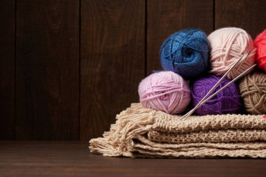 ahşap zemin üzerine örme için yün iplik topları