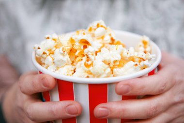 patlamış mısır ve elleri yakın çekim