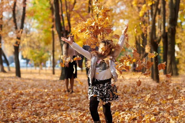 Glückliche Familie Ist Herbst Stadtpark Kinder Und Eltern Laufen Mit — Stockfoto