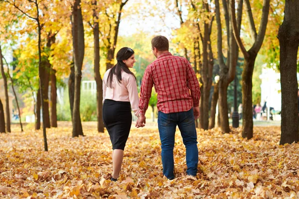 Пара Гуляет Осеннем Городском Парке Яркие Жёлтые Деревья — стоковое фото