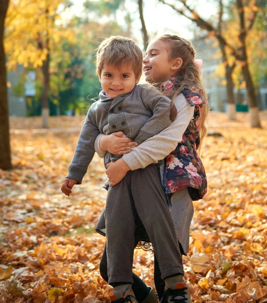 Los Niños Juegan Con Hojas Caídas Parque Otoño Ciudad —  Fotos de Stock