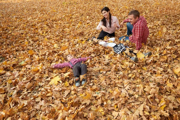 Pais Criança Estão Sentados Parque Cidade Outono Árvores Amarelas Brilhantes — Fotografia de Stock