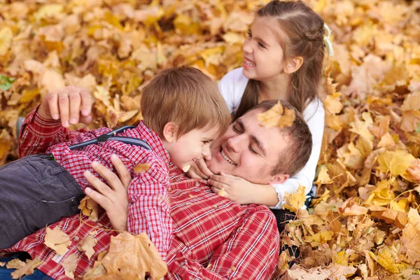 Padre Figli Sono Sdraiati Foglie Gialle Divertono Nel Parco Cittadino — Foto Stock