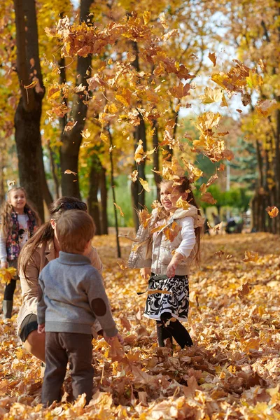 Mutlu Aile Sonbahar Şehir Park Vardır Çocuklar Ebeveynler Onlar Poz — Stok fotoğraf